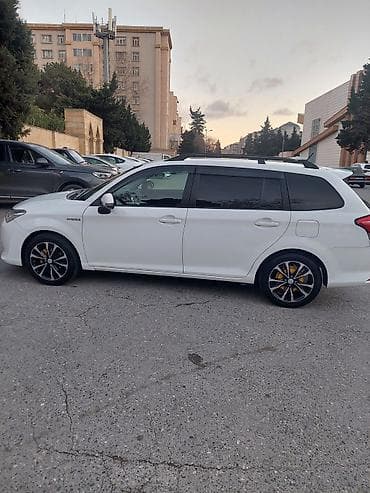 avto audio: Toyota sedan – ağ rəngli, şəhər və uzun yol üçün praktiki seçim — 7