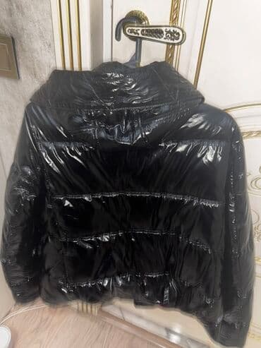 kurtkalar qadin ucun: Tommy Hilfiger qadin şişmə qış gödəkçəsi - Rəng: qara, parlaq faktura — 4