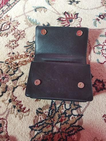 Şəxsi əşyalar: Qara mini çiyin çantası – qızılı zəncirli - Material: hamar süni dəri — 3