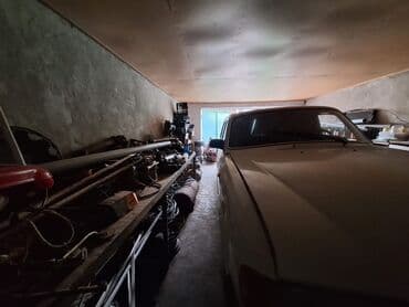 w202 qapi rezini: GAZ Volga 3110, ağ rəng, sedan gövdə. Nömrə nişanı: 05-BD-556 (AZ) — 6