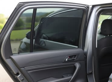 opel astra ön şüşə: Qara rəngli, düzbucaqlı formalı şüşə lövhə. Üzərində montaj üçün — 1