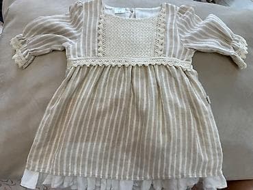 Bəyaz və bej rəngli zolaqlı, uzunqol uşaq donu. Yaxasında və belində