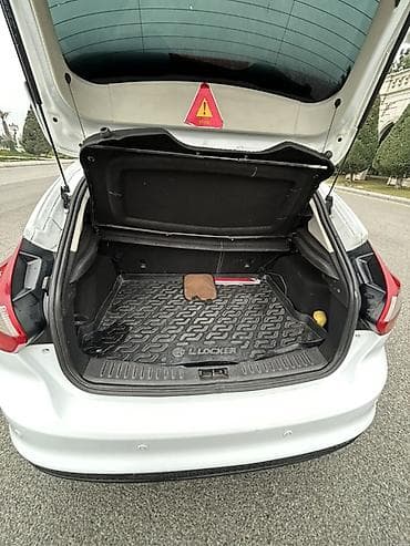 w202 qapi uzluyu: Ford Focus hatchback - Kuzov: 5 qapılı hatchback, ağ rəng - Nömrə — 7