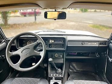teker 20: VAZ 2107 sedan – klassik ağ rəngdə, 4 qapılı. Xüsusiyyətlər: - Kuzov — 7