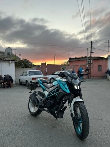 ucuz mapetlər: CFMOTO naked tipli motosiklet - Rəng: mavi–ağ–qara kombinasiyası, ön — 1