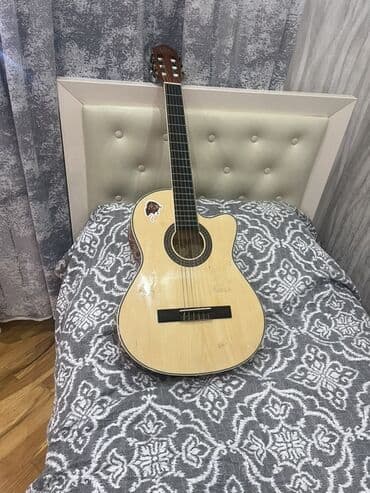 akustik gitara simi: Klassik/akustik gitara – cutaway (yuxarı deşikli) korpuslu model — 1