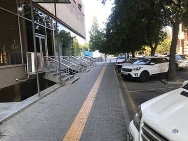 аренда торгового места в магазине: Gənclik metrosuna yaxın yol kənarı ümumi sahəsi 220 kv,m olan, obyekt — 11