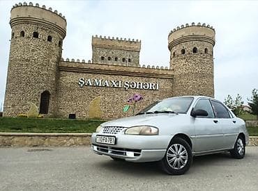 maşın satışı kredit: Kia Sephia sedan, gümüşü rəng. Kompakt ölçülü, şəhər üçün ideal 4 — 5