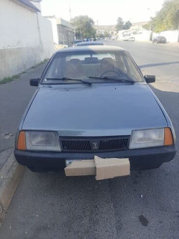 Lada Samara avtomobili, dörd qapılı model. Avtomobil boz rəngdədir və