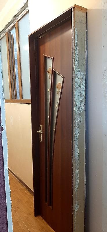 Pulsuz verilir. 3 qapidi. Sokulub. Çerçiveylə bir yerde. Xalqlarda