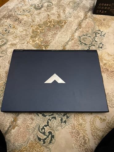 Планшеты: Bu, HP Victus noutbukudur. Tund goy rəngdədir və "Victus" loqosu ilə — 5