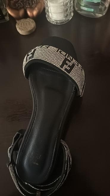 Fendi rhinestone sandal — qara rəngdə, düz tabanlı, kvadrat burunlu — 2