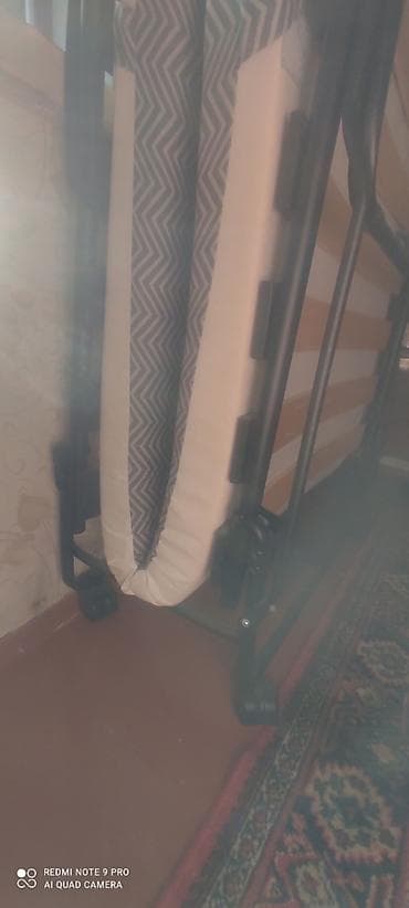 Yigilabilən tək nəfərlik təkərli çarpayı.Belarusiya istehsalı.Uzunlug — 2