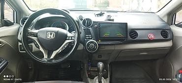 Honda Insight – ağ rəng, hibrid hetçbek. Xüsusiyyətlər: - Yanacaq — 9