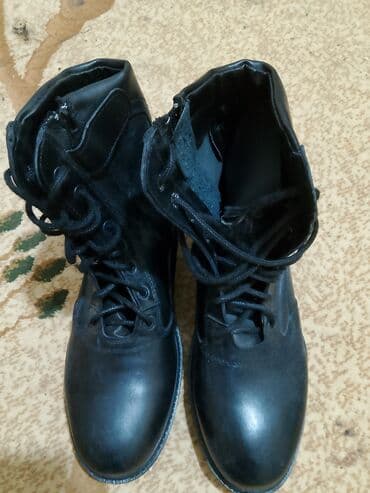 kişi botu: Qara dəridən klassik hərbi/taktiki üslubda bağlamaqlı botlar - — 2