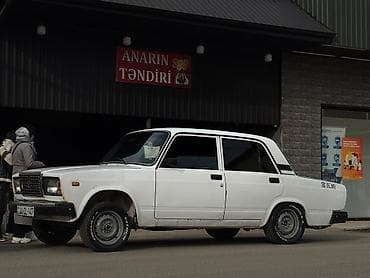 VAZ 2107 sedan – ağ rəng, 4 qapı, arxa ötürücülü klassik kuzov — 4