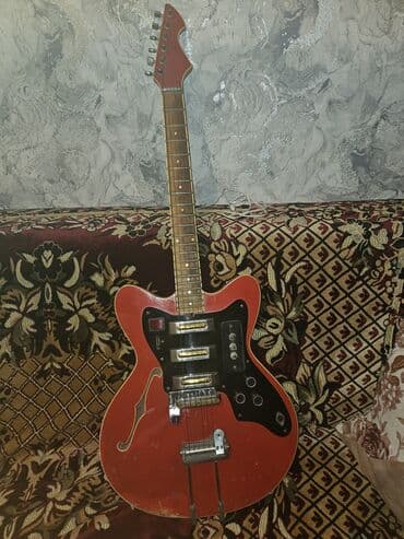 Barabanlar: Elektrik gitara – yarımdeliksiz (semi-hollow) korpuslu, vintaj üslublu — 2