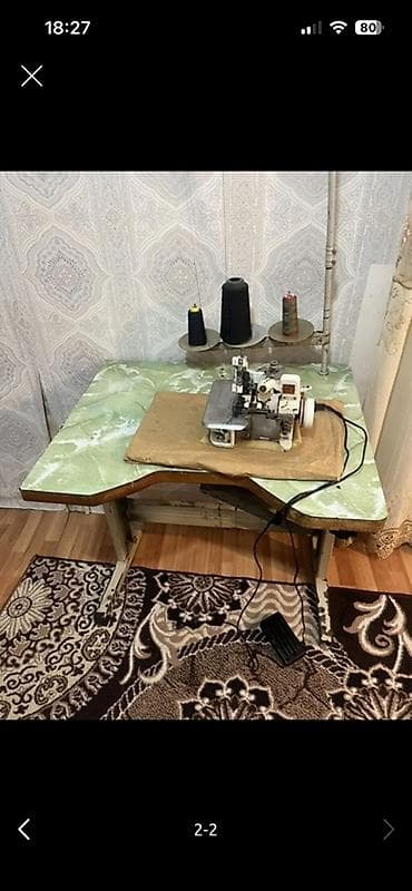 Sənaye overlok tikiş maşını və iş masası komplekti - 3 iplikli