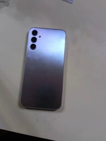 Audio: Smartfon – gümüş rəngli korpus, üçlü arxa kamera və damcı formalı ön — 2