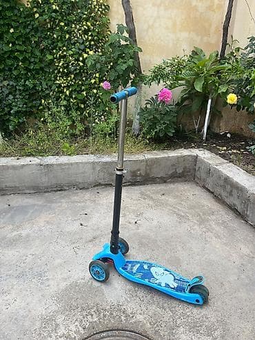 Samokatlar: Uşaq skateri – 3 təkərli, qatlanan model.İşlənmişdir lakin işlək — 3