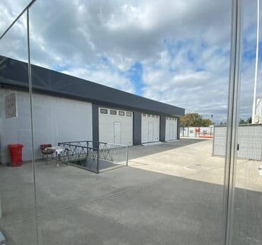 bakı tikiş evi ünvanları: 3 eded temirli boks kiraye verilir, her bir seraiti var, 3 boks — 1