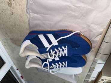 daban kremi: Mavi rəngli idman ayaqqabısı - Klassik dizayn, yan hissələrdə üç — 1