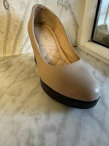 Qadın platformalı tufli - Rəng: bej üst hissə, qara platforma və