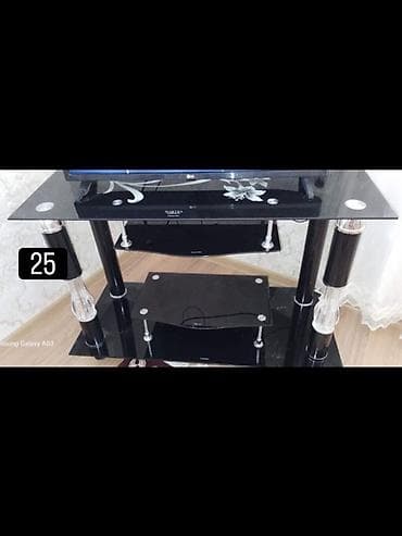 45 derece: Şüşə TV stendi - Rəng: qara, parlaq şüşə səthlər - Konstruksiya: 3 — 1