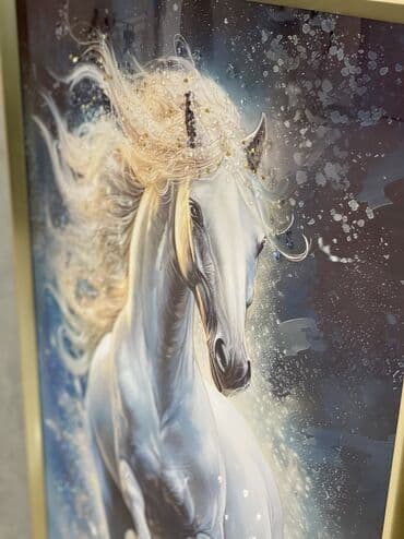 saat şəkilləri: Qızılı çərçivəyə salınmış, ağ atın dekorativ elementlərlə bəzədilmiş — 3