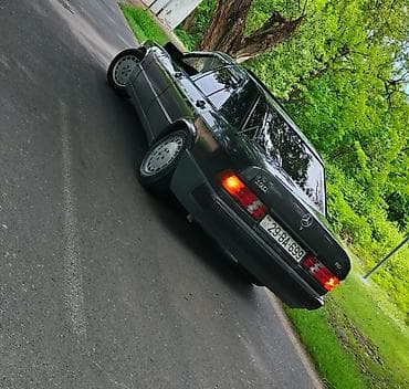 mersedes 190 sol guzgusu: Mercedes-Benz 190 (W201): 2 l | 1990 il Sedan — 4