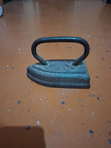 Döküm dəmir köhnə tip ütü - Material: bərk döküm dəmir - Qızdırma