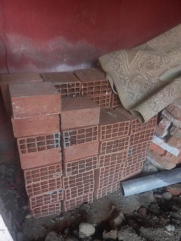 usta ləvazimatları: Lenkeranda blok kerpıcler ve sade kerpıcler satılır. usta işledib — 2