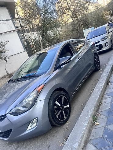 hyundai elantra 2013: Barterde olunur.Hyundai Elantra sedan – gümüşü rəngdə, aerodinamik — 2