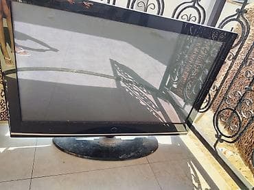 android tv: LCD televizor, qara korpus və oval dayaqlı model. - Təxminən 40–46 — 3