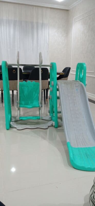 Uşaq oyun komplekti – yelləncək və sürüşkəndən ibarət 2‑in‑1 model. -