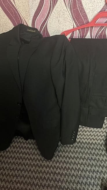 Klassik qara kişi kostyumu – pencək və şalvar dəsti. Xüsusiyyətlər: -