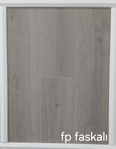 kreditle kafel metlax: Açıq boz rəngdə, ağac naxışlı laminat döşəmə. Döşəmə panellərinin — 2