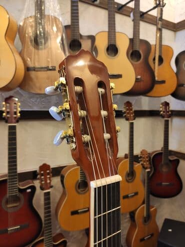 smiger: Klassik gitara

Smiger EC 310

Ölçü:4/4

Istehsalçı:Çin

Çanta hədiyyə — 3