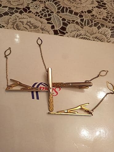 sumqayitda palto: Zəncirli, qızılı rəngli metal qalstuk sancaqları. Bu dəstə bir neçə — 4