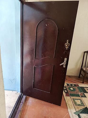 giriş qapı: Dəmir giriş qapısı - Material: möhkəm metal gövdə, iç tərəfi ağac — 1
