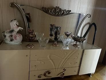 komodlar: Klassik üslubda böyük güzgülü komod - Rəng: krem/bej, qızılı dekor — 1