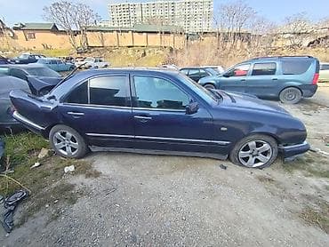 Мототранспорт: Mercedes-Benz E-Class (W210) sedan, tünd göy rəng. - Kuzov: 4 qapılı — 4