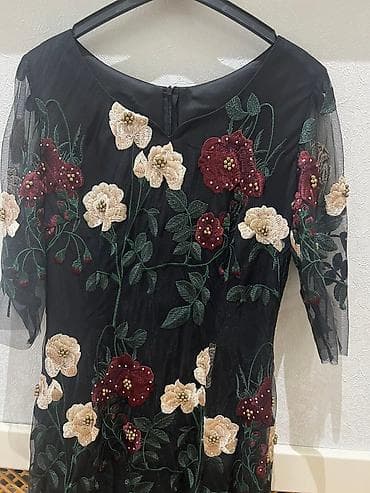 Qara işləməli,güllü,balıqmodel paltardır.150 manata satılır aşağı yeri