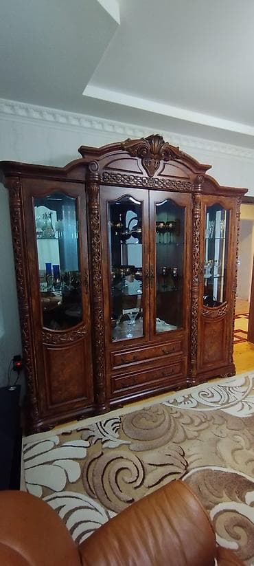 metbex dolabı: Klassik üslubda vitrinli qonaq otağı dolabı - Material: təbii ağac — 2