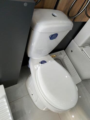 Ağ rəngli unitaz dəsti, hamam otaqları üçün nəzərdə tutulmuşdur. Dəstə