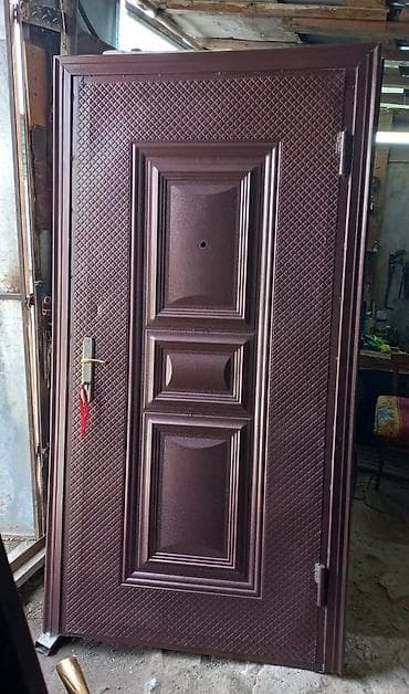 seyfi qapi: Metall giriş qapısı – tünd qəhvəyi rəngdə, dekorativ panellər və — 1