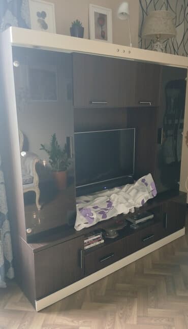 Düz TV altlığı, Polkalı, Laminat