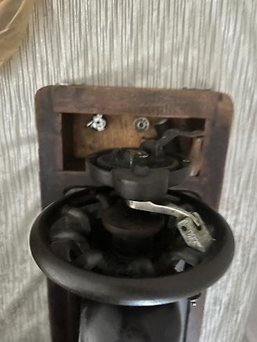 mebel antik: Antik mexaniki tikiş maşını - Korpus: döymə metal gövdə, qara rəngli — 4