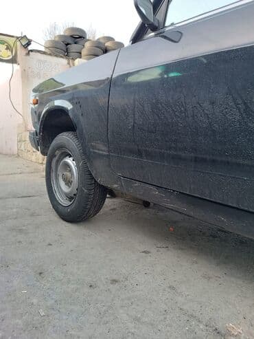 Lada 2107, qara rəng. Klassik kuzov dizaynı, xrom ön barmaqlıq və düz — 3