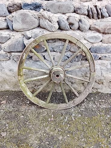 divarda dekor: Taxta araba təkəri - Material: kəsikli möhkəm ağac, mərkəzdə metal — 2